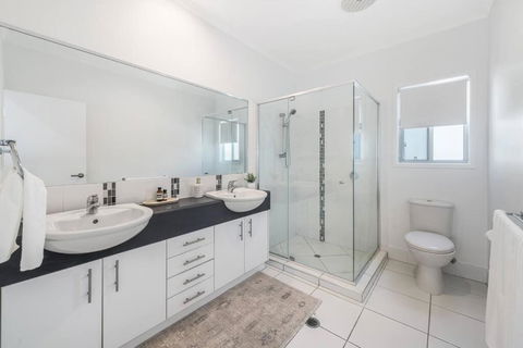 Retreat In The Heart Of Alex - 3BR Sleeps 11, Pool - ACT Tourism 2