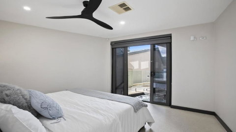 Riptides Booker Bay -Waterfront Apartment, Walk To Shops & Cafes - ACT Tourism 3
