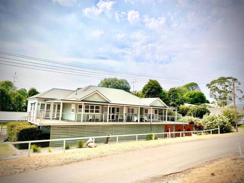 River Front On Hennessy - ACT Tourism 0