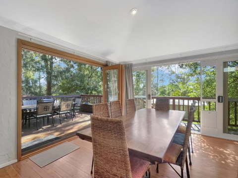 Riverside 3-Bed Townhouse With Spacious Deck & BBQ - ACT Tourism 0