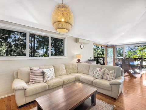 Riverside 3-Bed Townhouse With Spacious Deck & BBQ - ACT Tourism 2