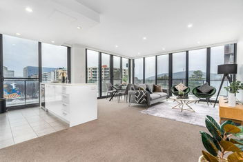 Roomy 2BR 2BA City-Centre Apt with ACT Tourism