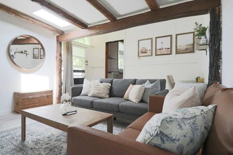 Rustic Chic 200 Metres From CBD - ACT Tourism 0