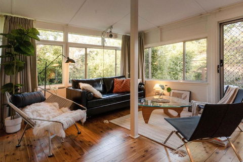 Romantic Garden Cottage With Home Cinema - ACT Tourism 3