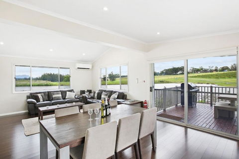 Romantic Lakehouse Set In A Private Vineyard In The Hunter Valley - ACT Tourism 2