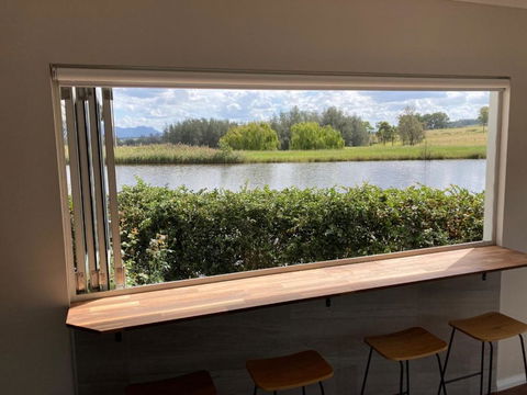 Romantic Lakehouse Set In A Private Vineyard In The Hunter Valley - ACT Tourism 3