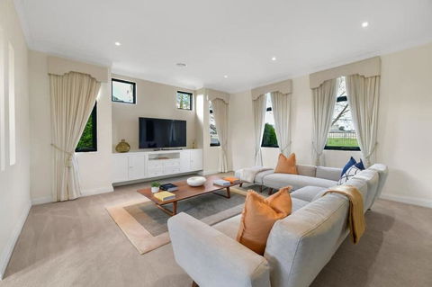 Roselawn Retreat - Pool, Incredible Views, Sleeps 8 - ACT Tourism 1