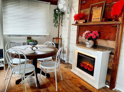 Rosewood Cottage -Entire 2 Bedroom Home With Netflix & WiFi - ACT Tourism 2