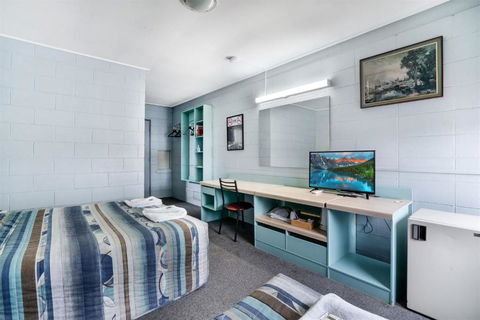 Royal Hotel - ACT Tourism 0