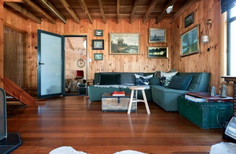Rustic Barn By The Bay - ACT Tourism 1