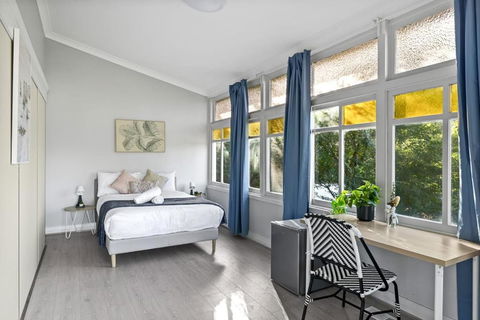Rustic Grand Double Room - Centrally Located - ACT Tourism 0