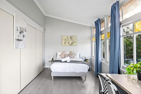 Rustic Grand Double Room - Centrally Located - ACT Tourism 3
