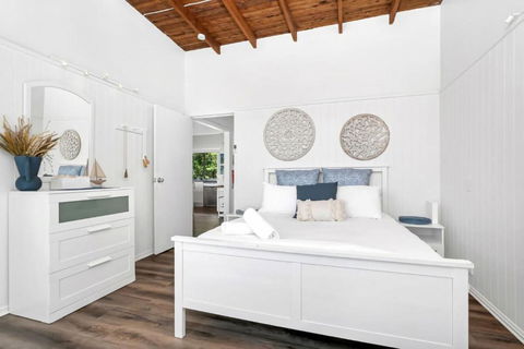Sally Beach House With Ocean Views - ACT Tourism 2