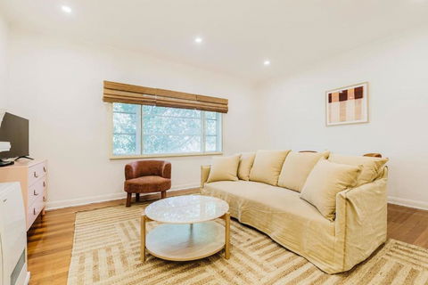 Salmon Calm - Trendy Velvet Allure By Albert Park - ACT Tourism 2