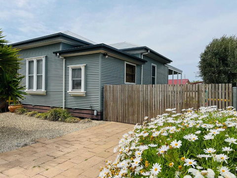 Saltwater Bungalow - WiFi - ACT Tourism 0