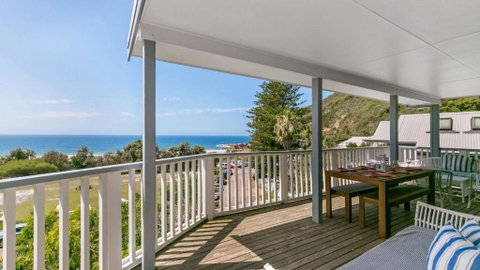 Salty Air Beachside Cottage At Killcare - ACT Tourism 2
