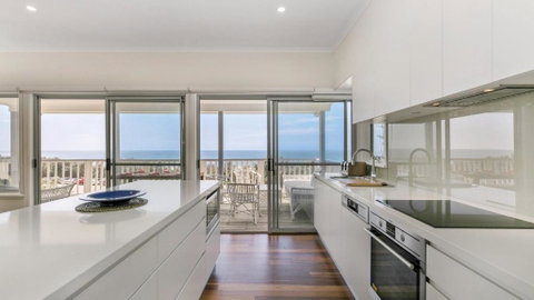 Salty Air Beachside Cottage At Killcare - ACT Tourism 3