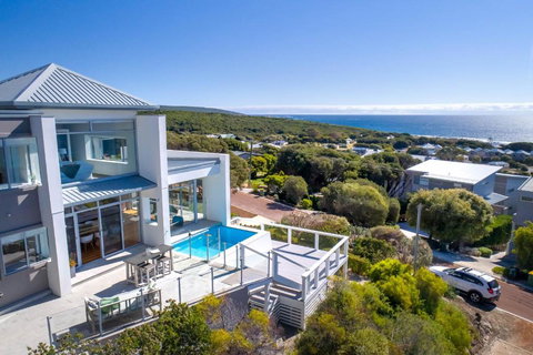 Salty Kiss I Private Properties - ACT Tourism 0