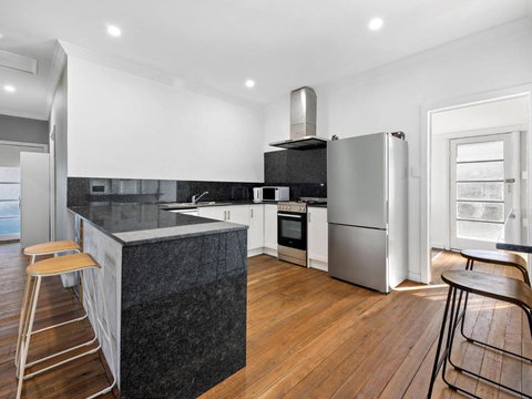 Salty Sea Cottage - ACT Tourism 1