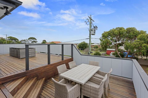 Sanctuary Lodge By Ready Set Stay - BYO LINEN & TOWELS - ACT Tourism 3