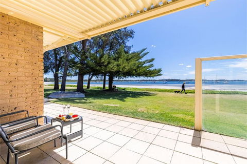 Sandy Beach House Corlette Unit 1 Waterfront WI-FI Aircon - ACT Tourism 2