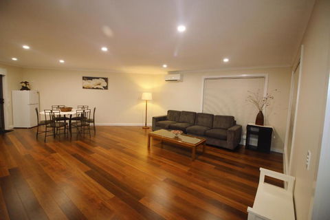 Silver House - Melbourne Airport Accommodation - ACT Tourism 3