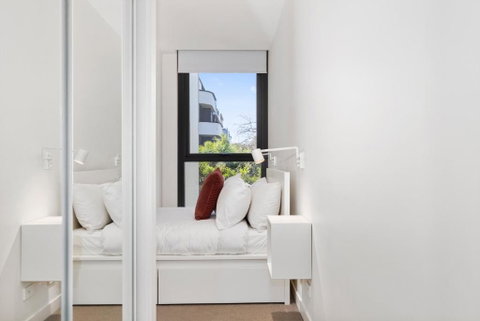 Spacious & Bright Apt Near Major Hospital Precinct - ACT Tourism 3