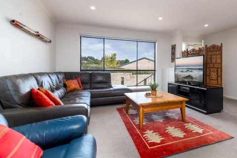 Spacious And Restful Holiday Home With Backyard - ACT Tourism 1