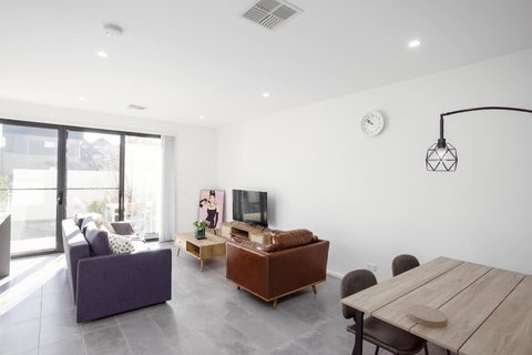 Stylish 3 BR Townhouse At Moncrieff Close To Playground - ACT Tourism 0