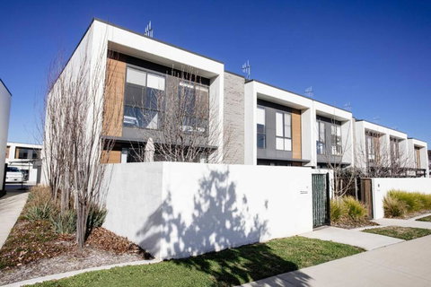 Stylish 3 BR Townhouse At Moncrieff Close To Playground - ACT Tourism 2
