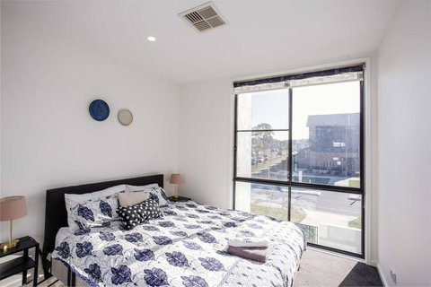 Stylish 3 BR Townhouse At Moncrieff Close To Playground - ACT Tourism 3