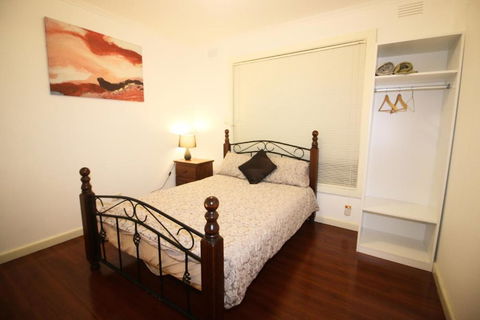 Sunny House - Melbourne Airport Home - ACT Tourism 1