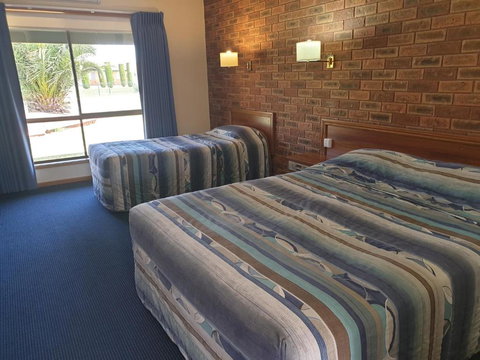 The Finley Palm Motor Inn - ACT Tourism 1