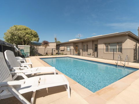 Beachside Apartment - ACT Tourism 0