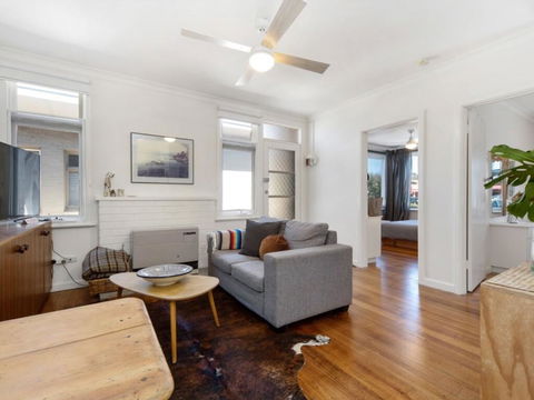 Beachside Apartment - ACT Tourism 1