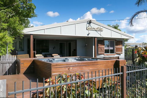 Beachside Cottages - ACT Tourism 1