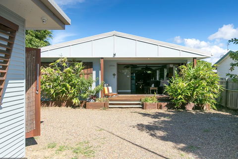 Beachside Cottages - ACT Tourism 2