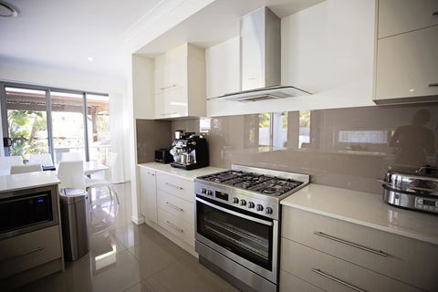 Beachside Family Entertainer - Free WIFI - Linen Included - ACT Tourism 2