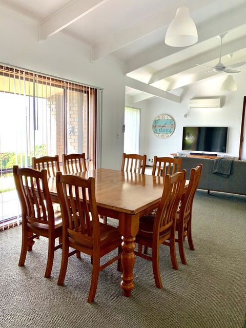 Beachside House - ACT Tourism 3