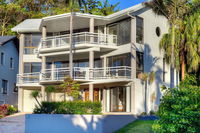 BEACHSIDE MANOR - walk to the beach