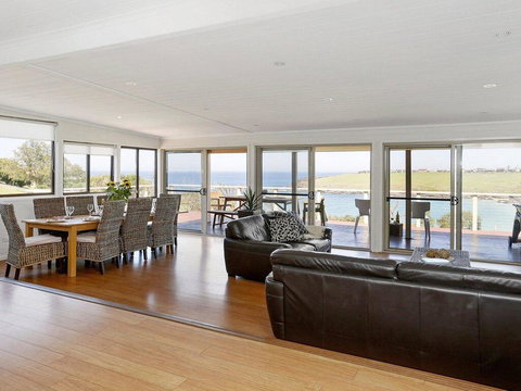 Beachview - Walking Track Straight Down To The Beach - ACT Tourism 1