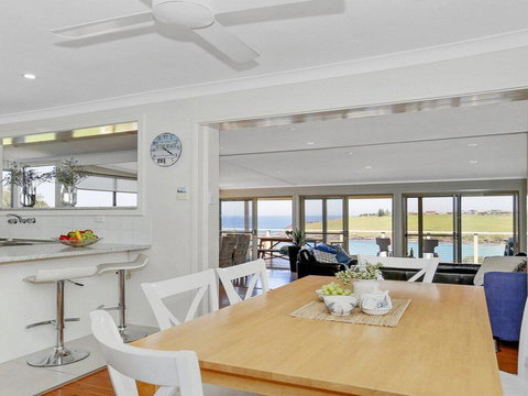 Beachview - Walking Track Straight Down To The Beach - ACT Tourism 3