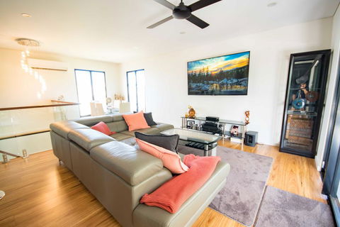 Beautiful Modern Luxury - ACT Tourism 0