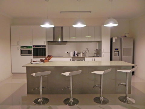 Beautifully Appointed Large Family Home - ACT Tourism 0