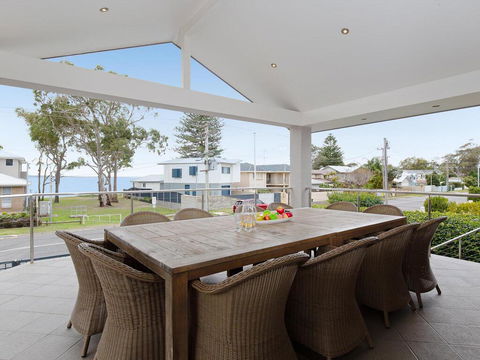 Beauty And The Beach', 88 Foreshore Drive - Large Home With WIFI & Water Views - ACT Tourism 0