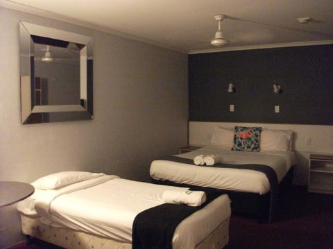 Beerwah Glasshouse Motel - ACT Tourism 1