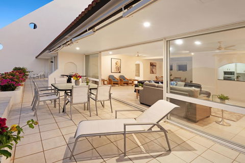 Bella Azure Two Bedroom Two Bathroom Spacious Ocean-view Apartment With Golf Buggy - ACT Tourism 2