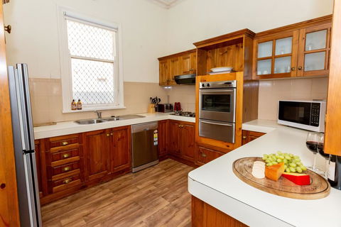 Best Central House - SLEEPS 11 !! - ACT Tourism 2