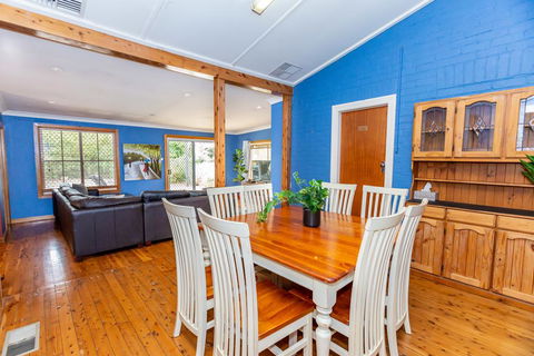 Best Central House - SLEEPS 11 !! - ACT Tourism 0