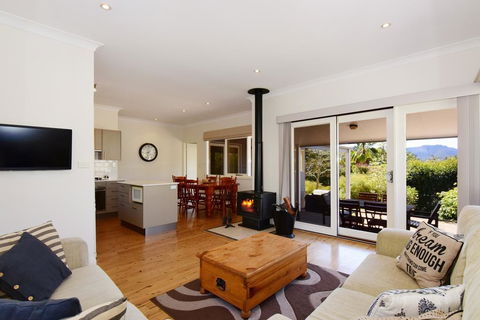 Bimbadeen - Comfortable Country Styled House! - ACT Tourism 1
